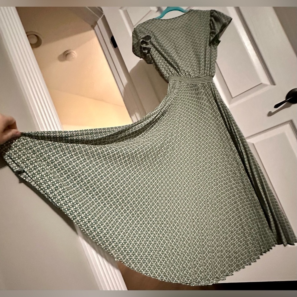 Max Studio Pleated Midi Dress — NWT Green Print Flutter Sleeve | Size S - Picture 11 of 11